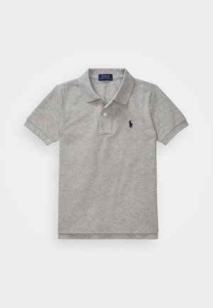Lichtgrijs poloshirt met korte mouwen, twee knopen en een marineblauw geborduurd paardenlogo op de linkerborst, plat gelegd op een witte achtergrond.