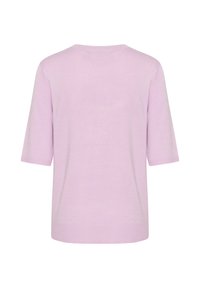 Gaiši violetas adītas īsām piedurknēm blūze ar noapaļotu dekoltē un gludu tekstūru. Nav redzamu rakstu vai detaļu.