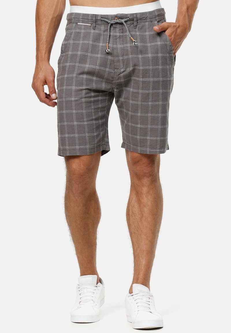 Shorts à carreaux gris en tissu léger, dotés d'une taille à cordon, de deux poches latérales et d'une coupe décontractée.