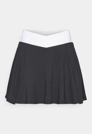 Črn šort z belim prečnim pasom. Narejen iz mehke, raztegljive tkanine, ki ima razširjeno zasnovo z gladko teksturo.