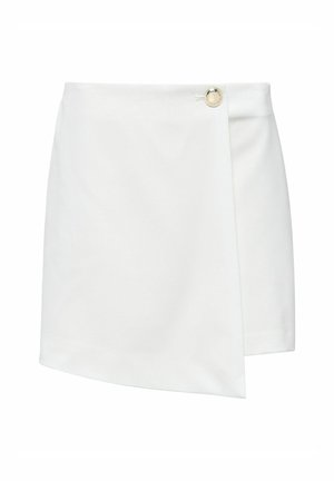 Biała spódnica w stylu owijanym o gładkiej teksturze, z złotym guzikiem po boku. Asymetryczny krój, długość powyżej kolana.