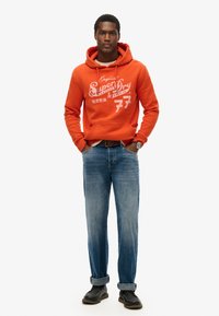 Superdry & Co LEATHER & BOOT CO SCRIPT  - Jersey con capucha - denim co rust orange