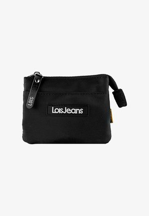 Funda negra de nylon con cremallera, con una superficie texturizada, que presenta un parche de plástico con el logo y una pequeña pestaña de tela en la cremallera. Diseño compacto.