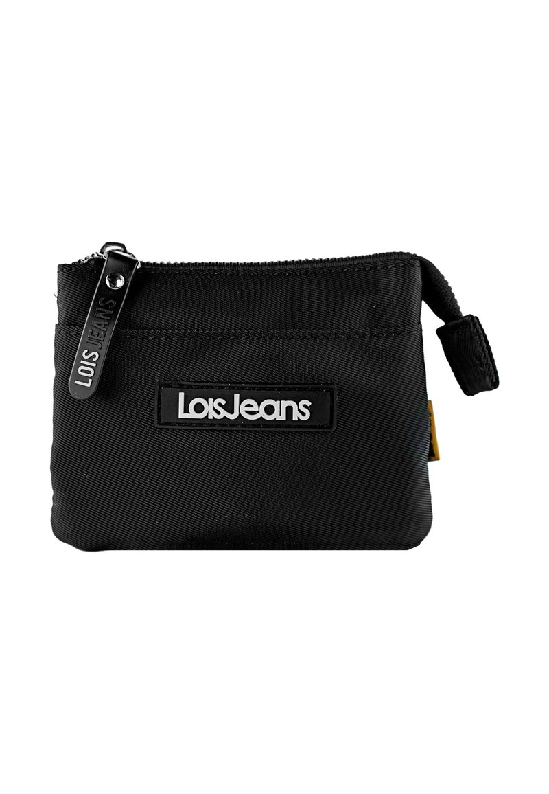 Funda negra de nylon con cremallera, con una superficie texturizada, que presenta un parche de plástico con el logo y una pequeña pestaña de tela en la cremallera. Diseño compacto.