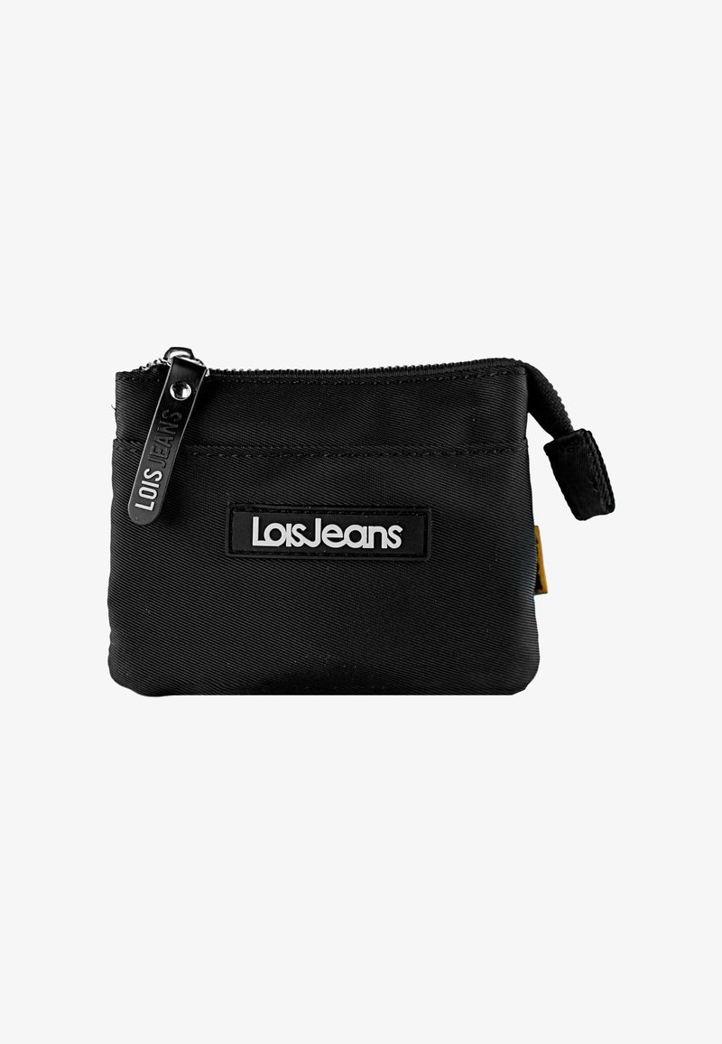 Funda negra de nylon con cremallera, con una superficie texturizada, que presenta un parche de plástico con el logo y una pequeña pestaña de tela en la cremallera. Diseño compacto.