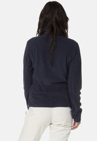 Pullover in felpa blu navy con collo alto, maniche lunghe e vestibilità rilassata. Caratterizzato da una texture liscia e morbida e cuciture minime.