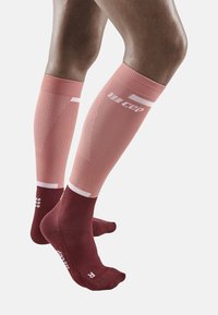 CEP THE RUN COMPRESSION SOCKS KNEE-HIGH WOMEN - MADE IN GERMANY - Kniekousen - rose dark red