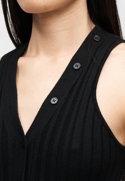 Top preto sem mangas canelado, com decote em V profundo e quatro botões pretos redondos ao longo do ombro. Material de malha texturizado.