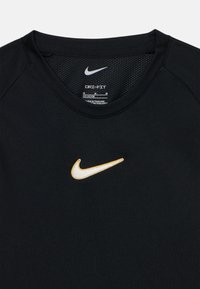 Must Nike Dri-FIT spordipluus, millel on valge ja kuldne Nike Swoosh logo ümmarguse kaeluse all keskel.