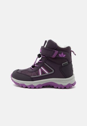 Lila und lavendelfarbener Winterstiefel für Kinder mit dicker Sohle, Klettverschluss und Futter aus Fleece, für kalte Außentemperaturen geeignet.