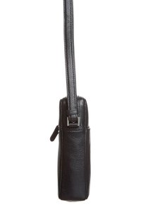 Schlanke schwarze Leder-Crossbody-Tasche mit einem langen, verstellbaren Riemen und einer seitlichen Reißverschlusstasche vor einem weißen Hintergrund.