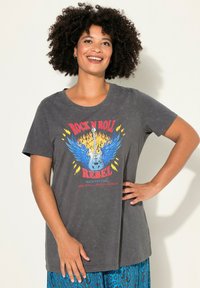 T-shirt en coton gris foncé avec un col rond, présentant un imprimé graphique coloré d'une guitare et d'ailes, avec l'inscription "ROCK N ROLL REBEL."