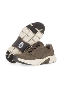 Bruine suède sneakers met een chunky witte en zwarte zool, voorzien van zes veterogen, donkere veters en subtiele stiksels.