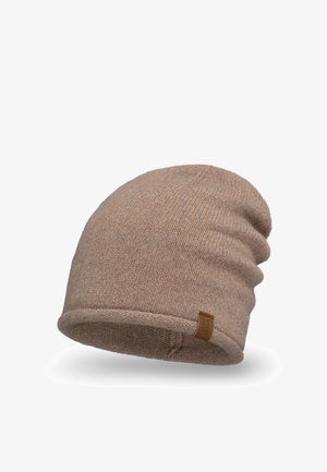 Béžová pletená čepice s volným designem, s přehnutým okrajem a malou koženou etiketou na boku. Měkká textura a hladký povrch.