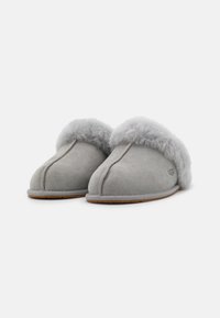 UGG SCUFFETTE II - Chinelos - cobble