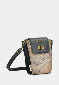 Borsa a tracolla realizzata in finta pelle marrone e nera; presenta una stampa grafica, hardware dorato e una chiusura a pattina con fibbia.