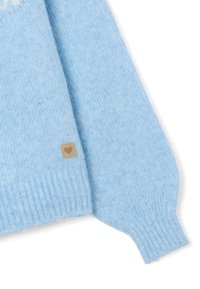 Maglione lavorato a maglia di colore azzurro chiaro, con polsi e orlo a coste. Include un piccolo etichetta beige con un dettaglio a forma di cuore sul davanti.