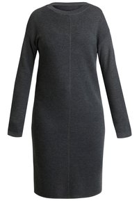 Abito grigio in maglia con maniche lunghe, collo rotondo, texture a coste e taglio dritto. Presenta una cucitura centrale per un tocco di design.