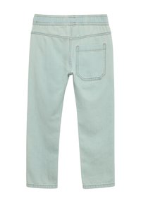 Pantalones de mezclilla azul claro con una cinturilla elástica, piernas rectas y un bolsillo trasero. La tela tiene una textura suave con detalles de costura sutiles.