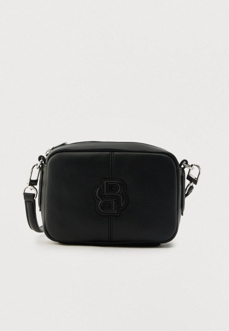 Čierna kožená kabelka cez telo s textúrovaným povrchom, obdĺžnikovým tvarom, horným zipsom a vyrazeným logom na prednej strane. Nastaviteľný popruh.
