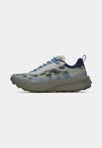 Sportschuhe mit einem hellgrauen Mesh-Obermaterial, blauen Akzenten und einer dicken grauen Sohle mit strukturiertem Profil für besseren Grip. Camouflage-Muster an den Seiten.