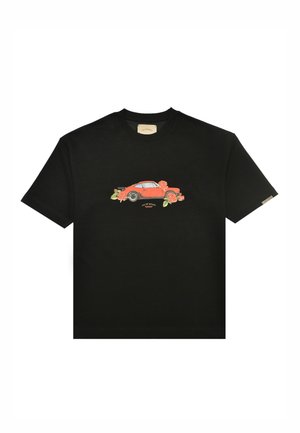 Schwarzes T-Shirt mit kurzen Ärmeln und einem zentralen Motiv eines orangefarbenen Oldtimers, umgeben von orangefarbenen Rosen und grünen Blättern.