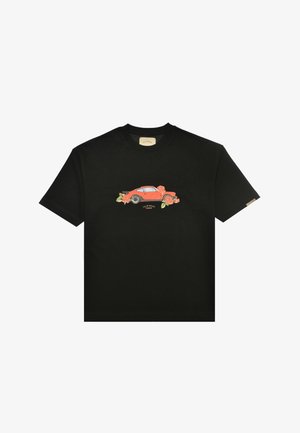 T-shirt nera a maniche corte con una grafica centrale di un'auto d'epoca arancione circondata da rose arancioni e foglie verdi.