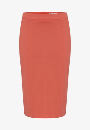 Jupe crayon corail en tissu lisse ; taille mi-haute avec une fermeture éclair dissimulée au dos ; design ajusté sans motifs ni accents.