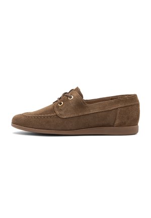 Scarpe in suede marrone con profilo basso, punta rotonda, cuciture decorative, due occhielli per i lacci e suola in gomma. Finitura liscia senza motivi.