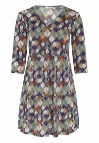 Robe à manches courtes avec col en V, présentant un design à étages dans un motif de feuilles violet, vert et marron avec une texture côtelée verticale.