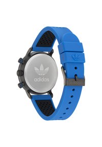 Adidas pulkstenis ar melnu nerūsējošā tērauda korpusu, sudrabotu aizmuguri, zilu silikona siksniņu un melniem akcentiem. Iespējas ietver spiedpogas un ventilācijas atveres.