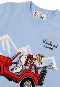 Maglione azzurro con un design lavorato a maglia che presenta Snoopy in una jeep rossa con montagne, sci e il testo "Umore del fine settimana."