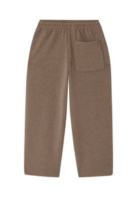 Pruunid kootud püksid elastse vöökohaga ja paremal küljel ühe ruudukujulise plaastritaskuga.