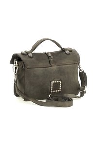 Borsa in pelle grigia scura con manico superiore, borchie metalliche decorative e tracolla regolabile, posata arrotolata di fronte.
