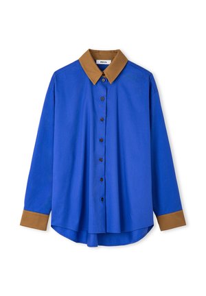 Camicia blu a maniche lunghe con bottoni, colletto marrone e polsini marroni, mostrata distesa su sfondo bianco.