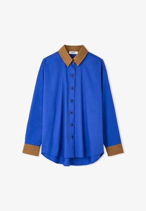 Camicia blu a maniche lunghe con bottoni, colletto marrone e polsini marroni, mostrata distesa su sfondo bianco.