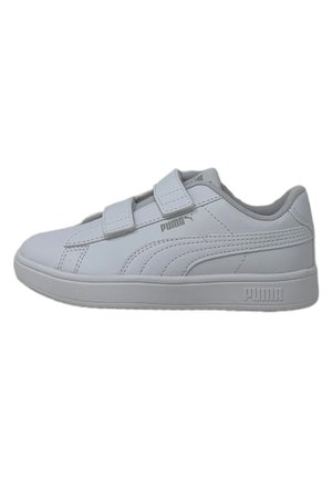 Scarpe da ginnastica bianche con strap in velcro, realizzate in materiale sintetico liscio. Presentano un tallone rinforzato e una suola in gomma testurizzata.