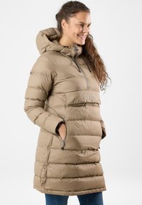 Beżowy, ocieplany płaszcz z kapturem, z zamkiem błyskawicznym z przodu, kieszeniami po bokach i guzikami jako dodatkowymi elementami. Posiada poziome pikowane wzornictwo oraz sznurek do regulacji.