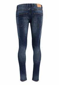 Jeans de denim oscuros de corte slim con un ligero desgaste, diseño de cinco bolsillos y parche de cuero marrón en la cintura trasera.
