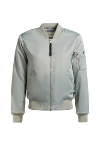 Svetlo siva bomber jakna z zadrgo spredaj, rebrastim ovratnikom, manšetami, spodnjim robom, dvema stranskima žepoma in žepom na rokavu z zadrgo ter zaponkami na pritrditev.