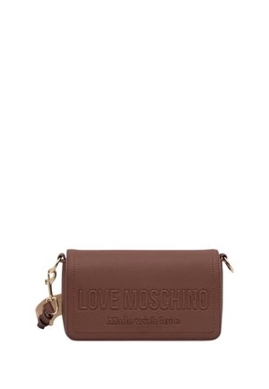 Borsa rettangolare marrone Love Moschino con logo in rilievo e la frase "Made with love,", con dettagli dorati e tracolla beige regolabile.