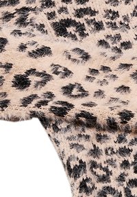 Tela de estampado de leopardo que presenta un fondo beige con manchas negras, mostrando una textura suave y un acabado blando.