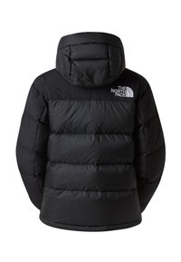 Chaqueta de plumas negra con capucha, con un diseño acolchado y el logo de The North Face en blanco en la parte superior de la espalda. Material liso e insulated.