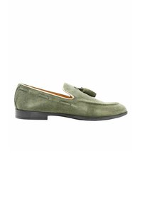Mocassino verde in suede con suola nera piatta, caratterizzato da un pon-pon decorativo e dettagli di cucitura lungo i lati e la punta.