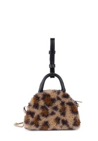 Sac à main en imprimé léopard avec un corps beige et marron duveteux, des poignées en cuir noir et une bandoulière en chaîne dorée. Forme arrondie avec fermeture éclair.