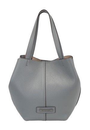 Grå tekstureret læderhåndtaske med to skulderremme og en rektangulær label præget med "BOGNER" på forsiden.