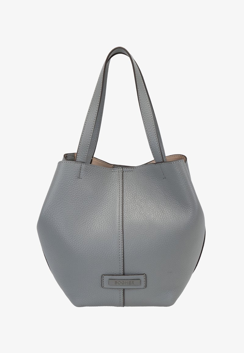 Sac à main en cuir texturé gris avec deux bretelles et une étiquette rectangulaire embossée du mot "BOGNER" à l'avant.