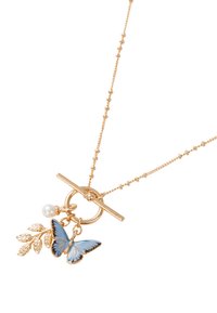 Złota naszyjnik z zawieszką w kształcie motyla, z perłowym detalem i charms'em liścia, z zapięciem typu toggle i łańcuszkiem kulkowym.