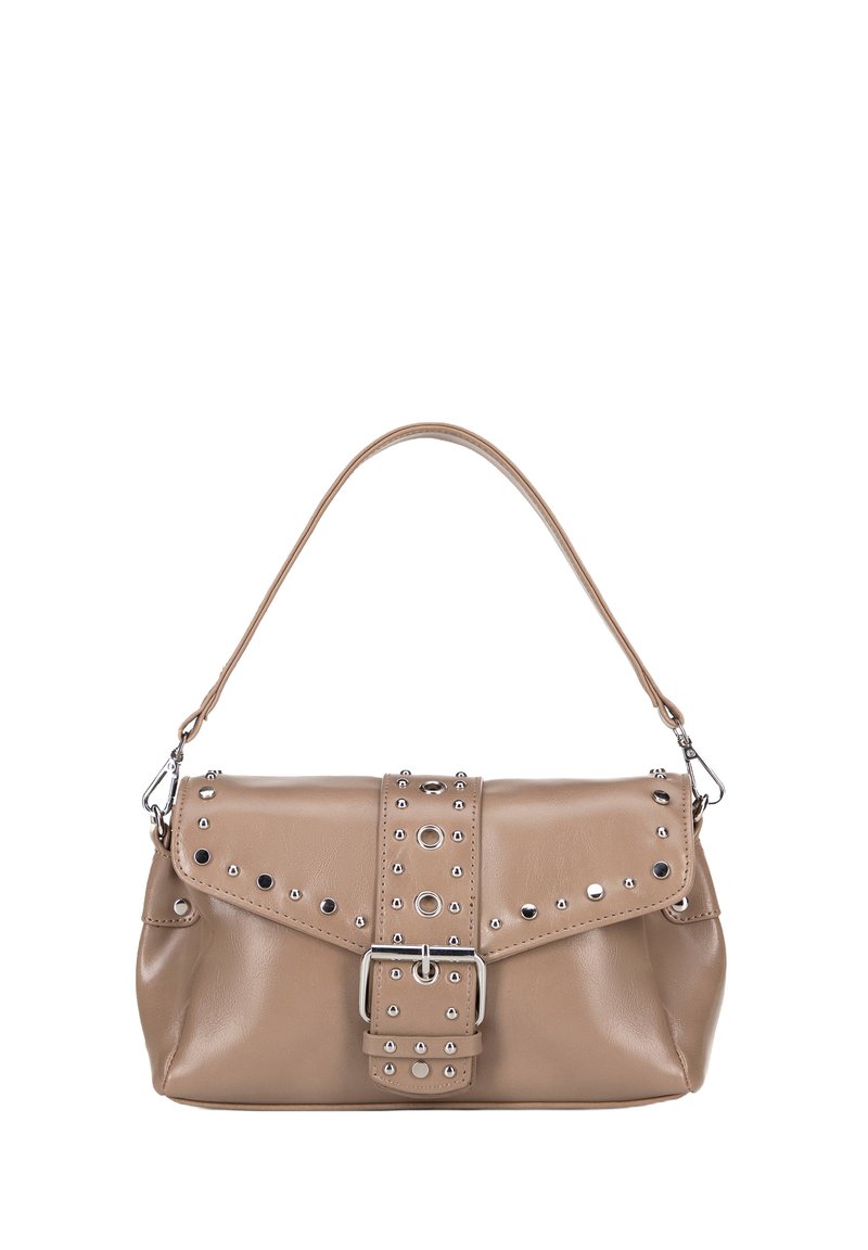 Borsa in pelle color tan con manico superiore, adornata con borchie argentate e una grande cintura decorativa sulla chiusura a pattina. Texture liscia.
