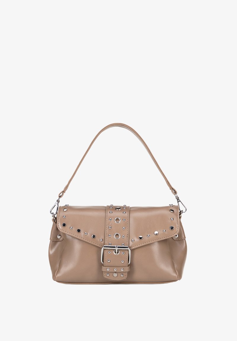 Braune Lederhandtasche mit einem oberen Griff, verziert mit silbernen Nieten und einem großen Schnallenriemen, der die Klappe schließt. Glatte Textur.